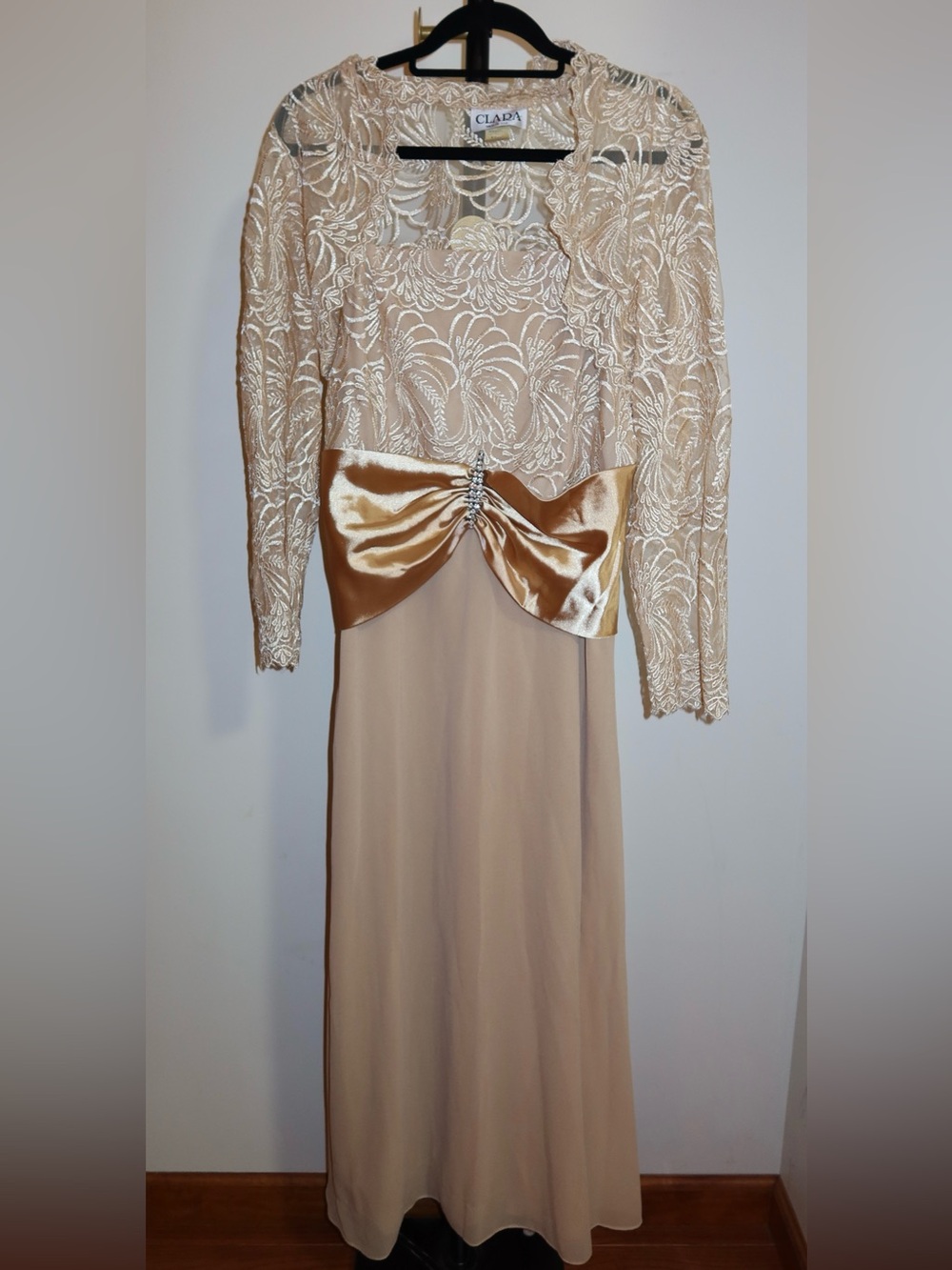Elegant Lace and Satin Evening Dress in Champagne